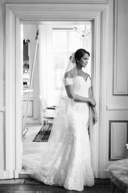 Die Braut posiert für den Hochzeitsvideograf bei einer Hochzeit im Schloss Hilden