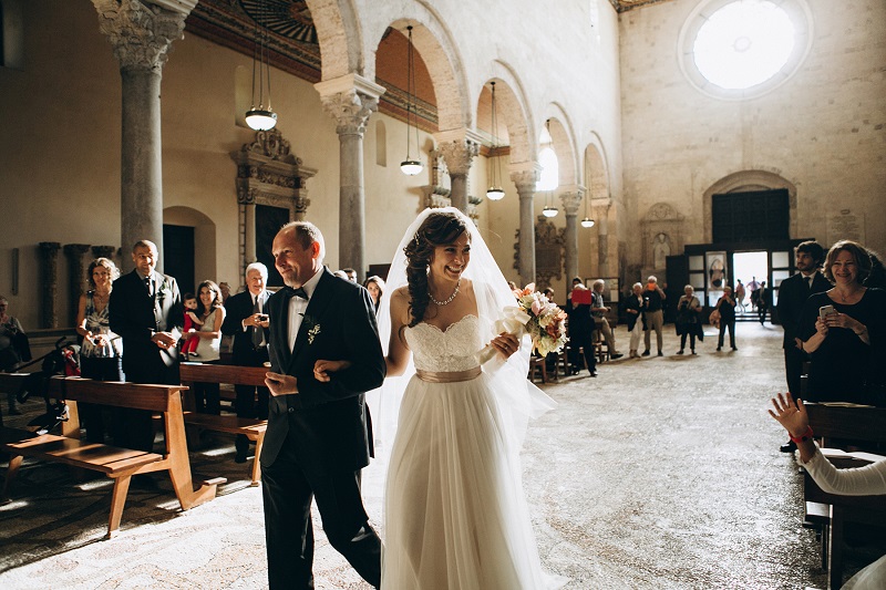 Hochzeitsfotos Hilden - Brauteinzug - der Vater begleitet seine Tochter zum Alter - großartiges Hochzeitsfoto