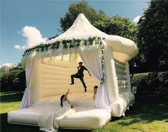 Riesige weiße Hüpfburg für eine Hochzeit