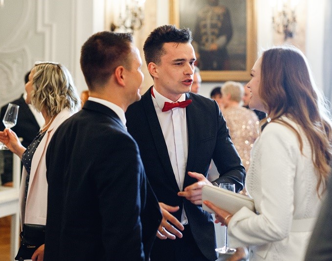Hosting der Gäste durch einen Moderator bei einer Hochzeit im München