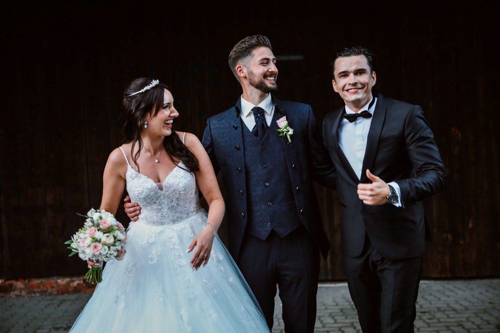 Hochzeitsmoderator aus Stuttgart zusammen mit dem glücklichen Brautpaar