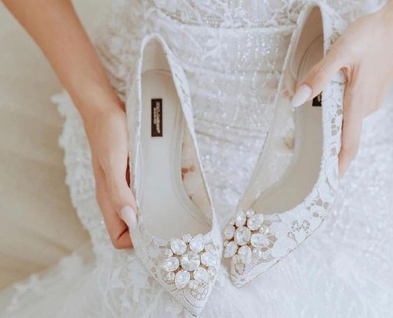 Morgen der Braut- Füße und Schuhe