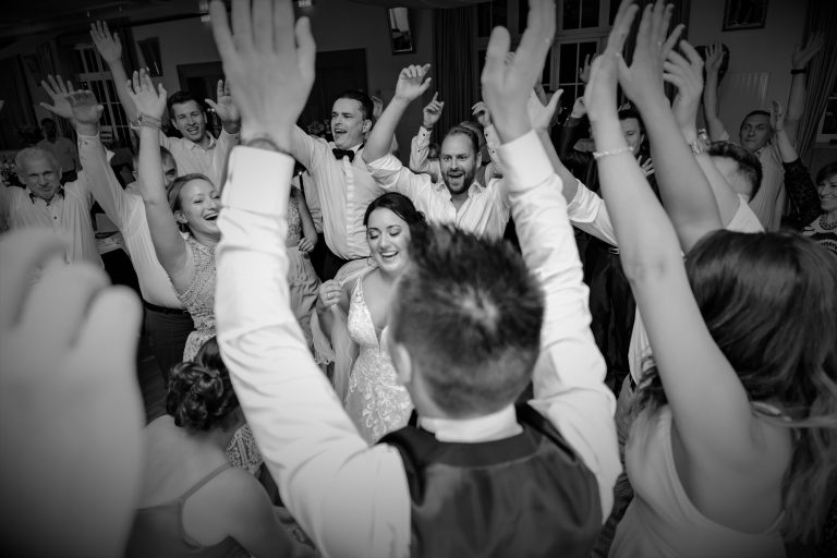 Hochzeitsmoderator tanzt mit der Hochzeitsgesellschaft