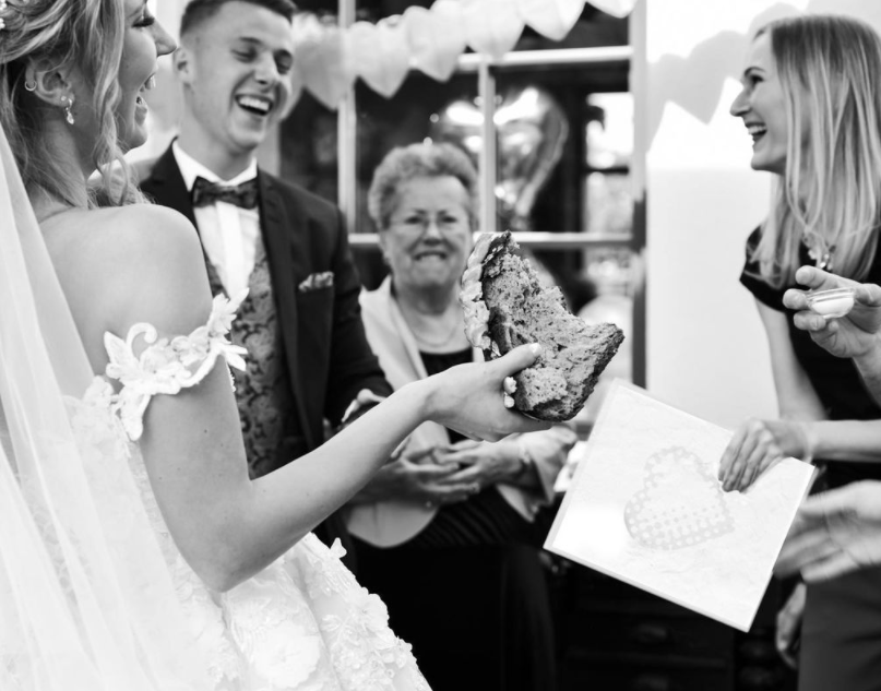Hochzeitsmoderatorin Katrin - Brot und Salz bei dem Empfang des Brautpaares