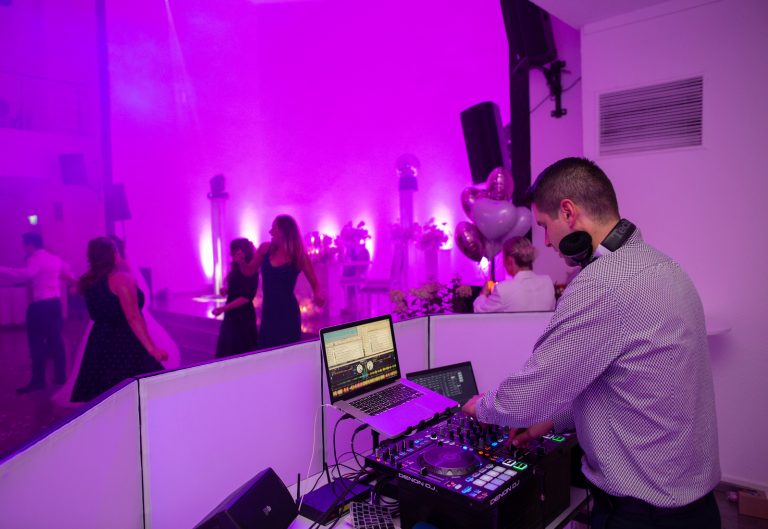 Dieser DJ schafft für Sie eine wunderschöne Hochzeit auf russisch und deutsch DJ WITZIN