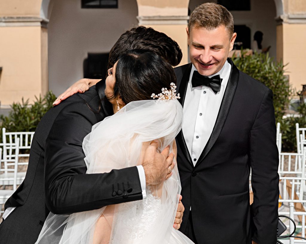 Tamada Dima Sol - FaSol umarmen das Brautpaar nach der freie Trauun in NRW