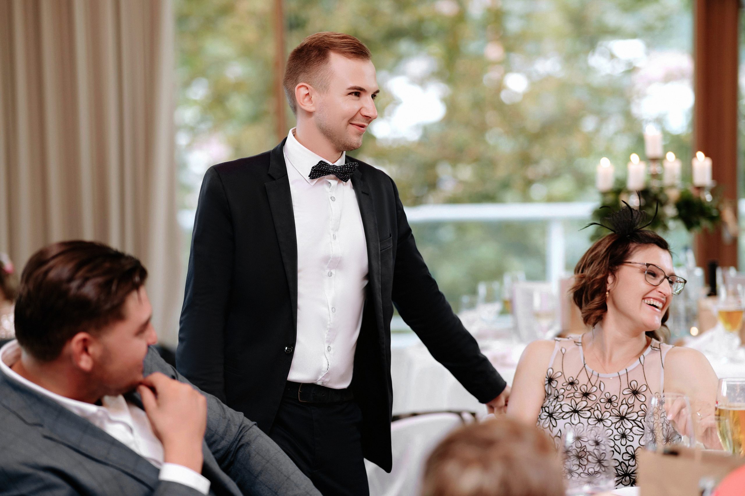 So lachen die Gäste bei einer geschickten Hochzeitsmoderation mit einem Moderator Artem durch die Nacht