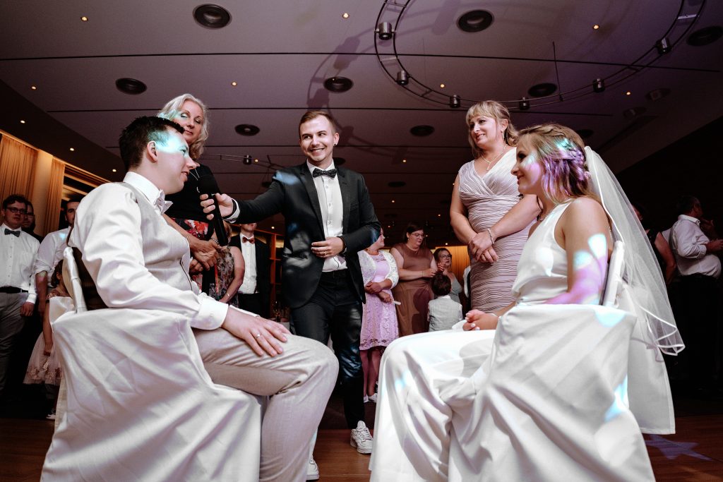 Schleirabnahme mit dem Tamada Artem bei einer russischen Hochzeit - Braut Natascha und Bräutigam Sergey
