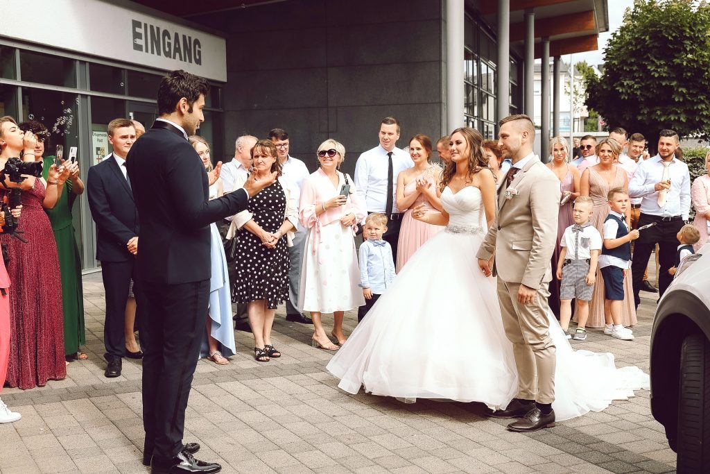 Russischer Tamada emfängt das Brautpaar vor einer Hochzeitslocation in NRW