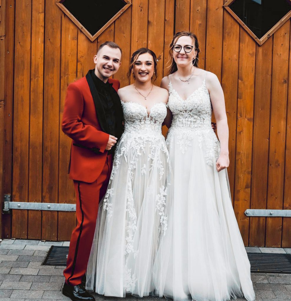 Die erste Hochzeit in Deutschland Braut und Braut zusammen mit Ihrem Hochzeitsmoderator