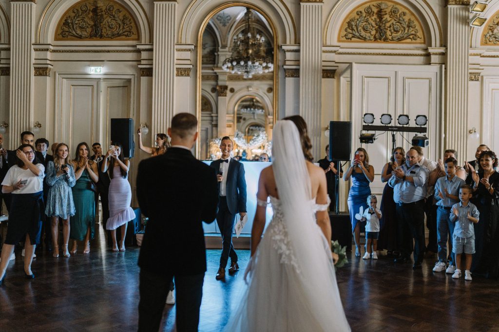 Russische Hochzeitsmoderatorin empfängt das Brautpaar vor einer Hochzeitslocation in NRW