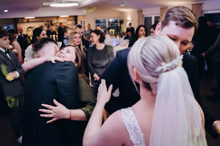 So gratulieren die Gäste eines Brautpaar bei einer russischen Hochzeit