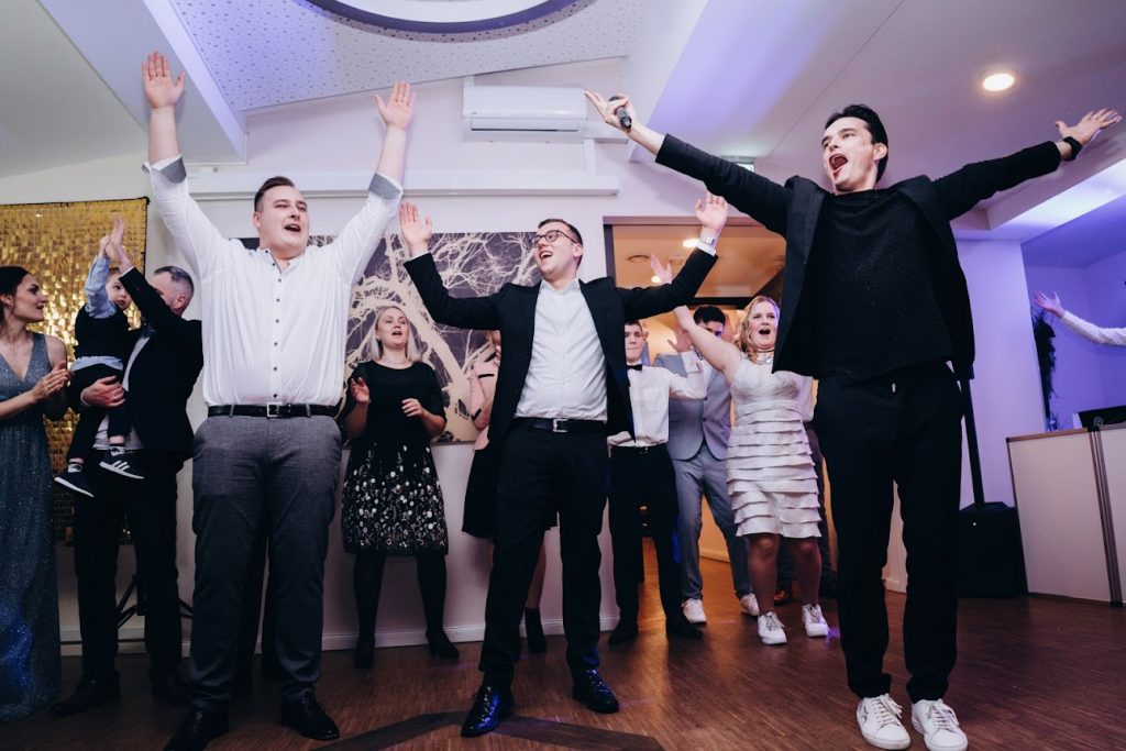 Lebendige Hochzeit mit tanzenden Gästen und Tamada Alex