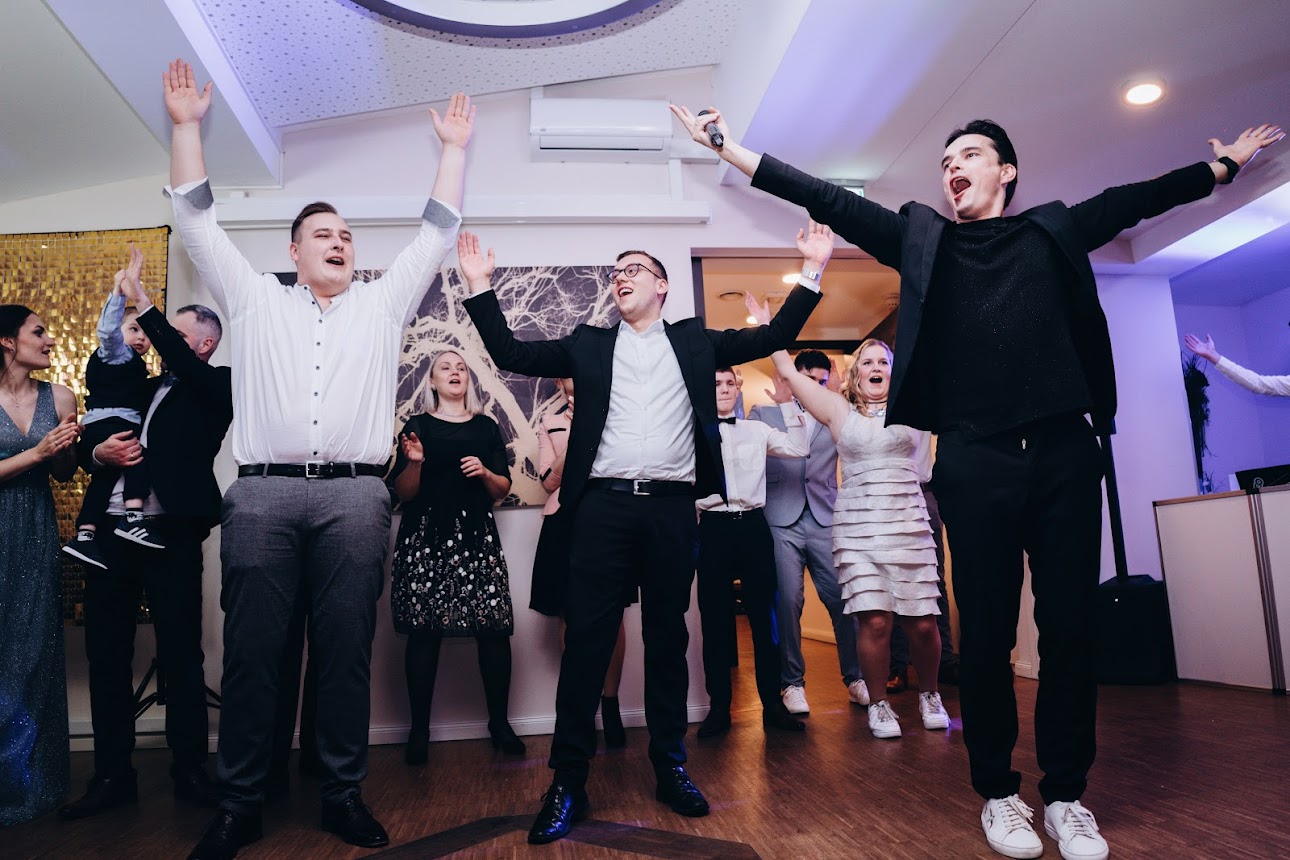 Lebendige Hochzeit mit tanzenden Gästen und Tamada