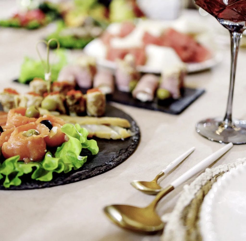 Kalte Vorspeisen mit Lachs auf einer festlich gedeckten Tafel