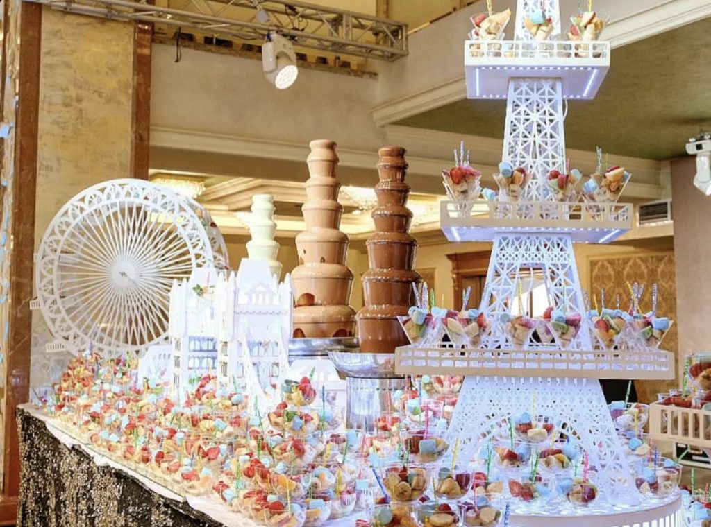Dessertbuffet mit Schokoladenbrunnen und vielen kleinen Obstportionen