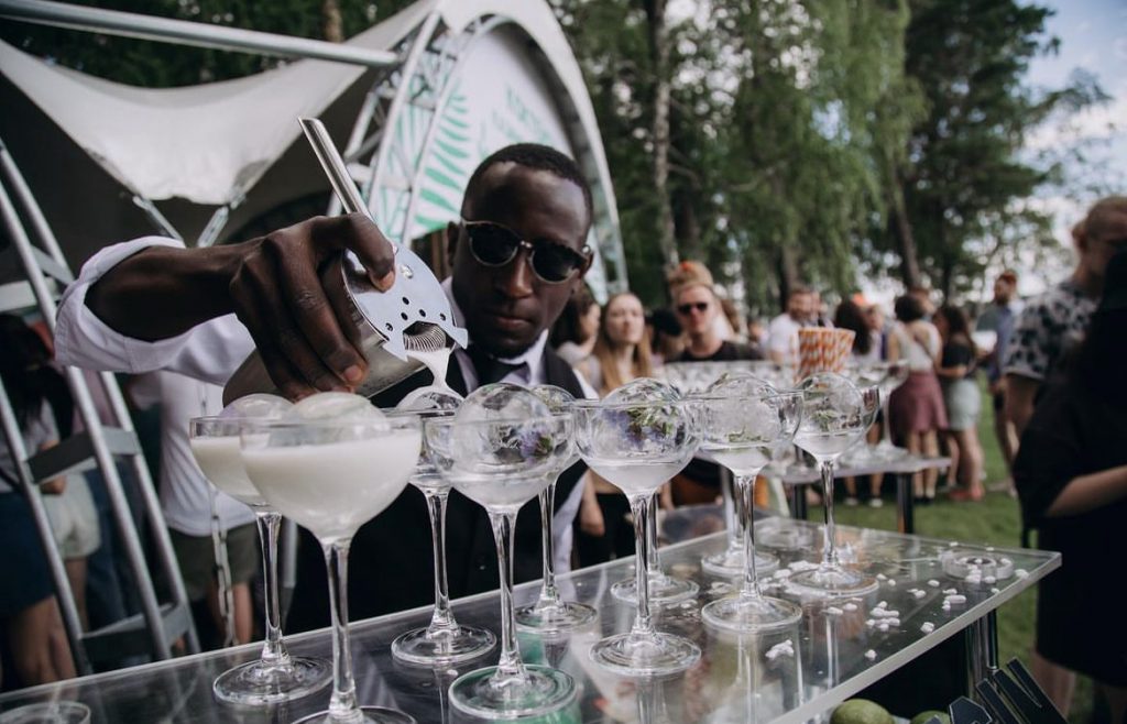 Barservice beim Einschenken von Cocktails im Freien