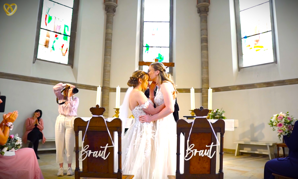 Illustration einer Hochzeit mit zwei Bräuten