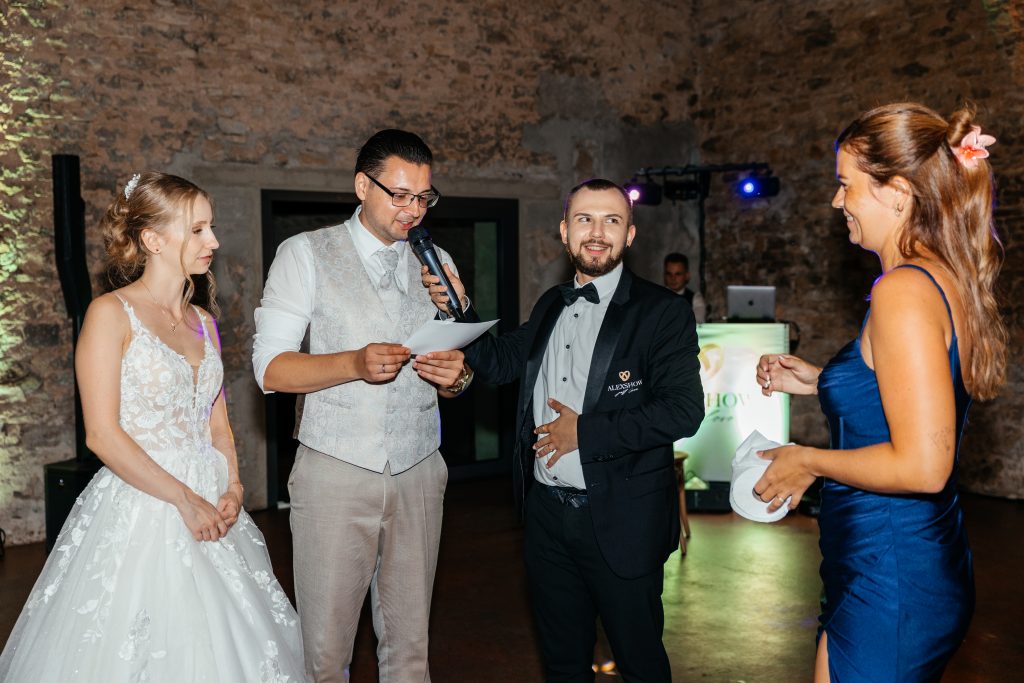 Professioneller Hochzeitsmoderator Atem