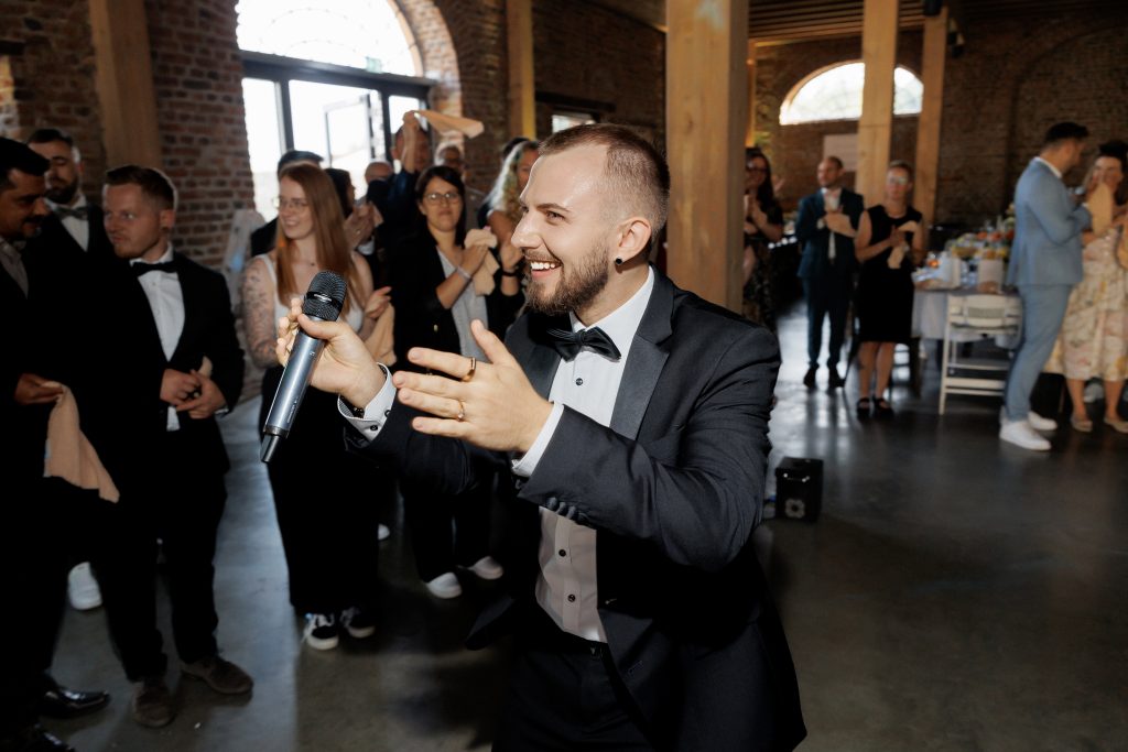 Wedding moderator and Tamada Atem leading an elegant wedding reception in Germany.
