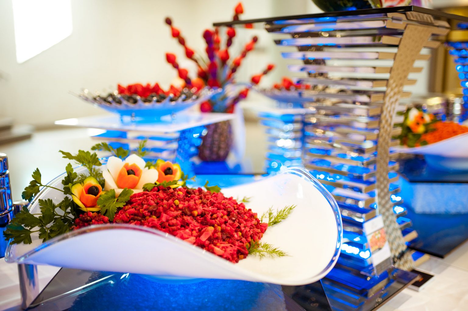 Vorspeisenplatten und Warmhaltebehälter auf einem dekorierten Buffet