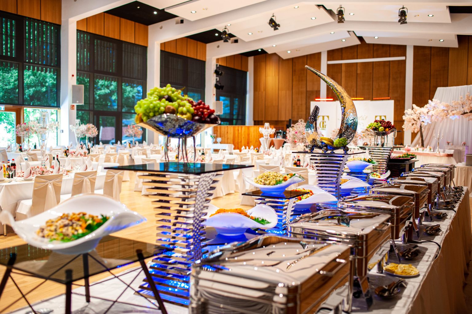 Festlich aufgebautes Hochzeitsbuffet mit Vorspeisen und Warmhaltebehältern