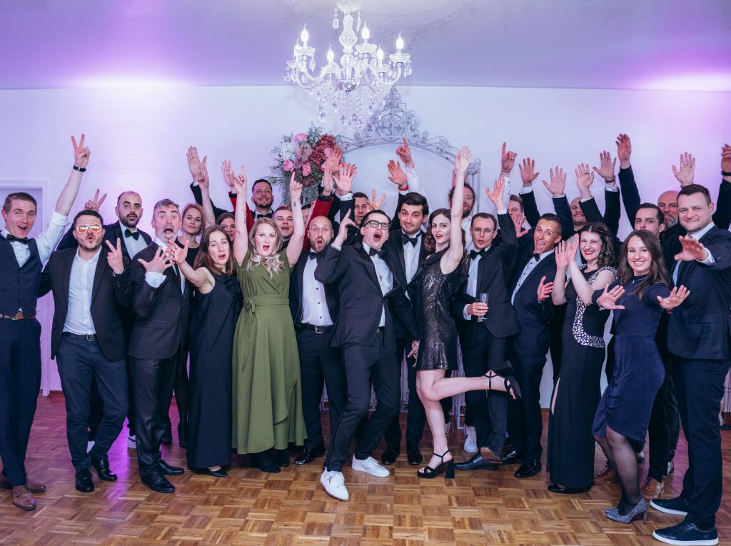 Tamada & Moderator alex bringt alle zum Lachen während der Love Story