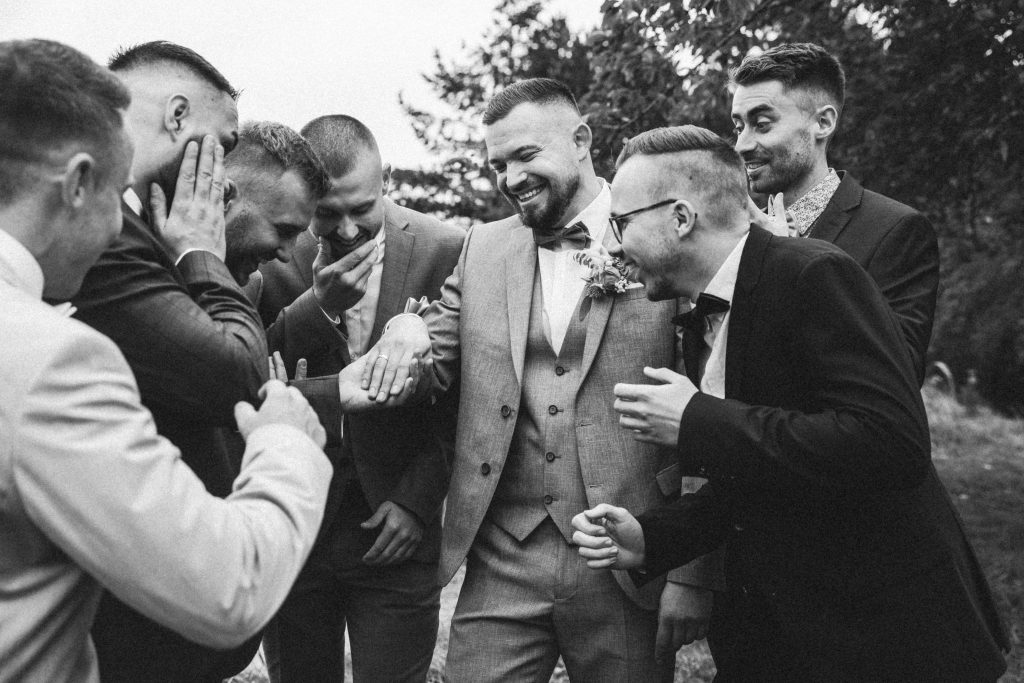 Fotograf für Ihre Hochzeit - Jungs bewundern den Rings von dem Bräutigam
