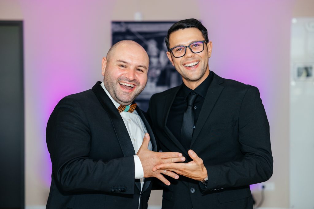 Hochzeitsmoderator Ivan und DJ Lev begeistert die Gäste mit Humor und Charme auf einer russisch-deutschen Hochzeit.