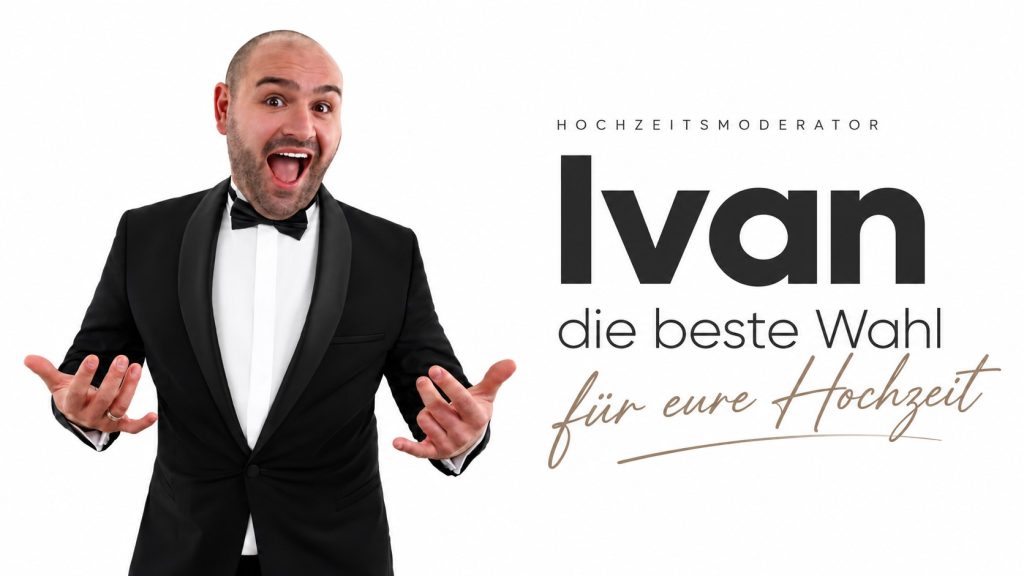 Hochzeitsmoderator Ivan von AlexShow im schwarzen Smoking vor weissem Hintergrund
