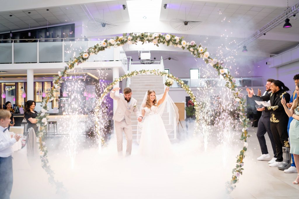 Das Brautpaar kommt auf die Tanzfläche rein