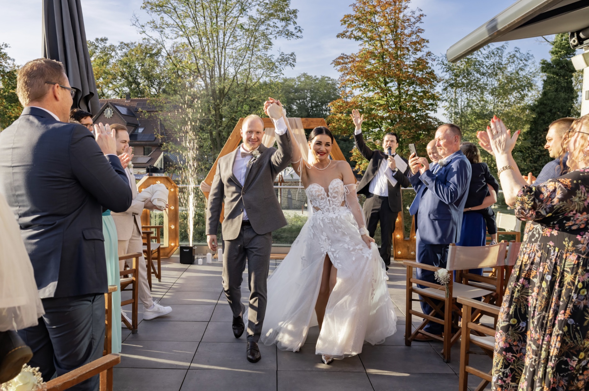 Das Brautpaar kommt um eine Dankeschönsrede zu sagen