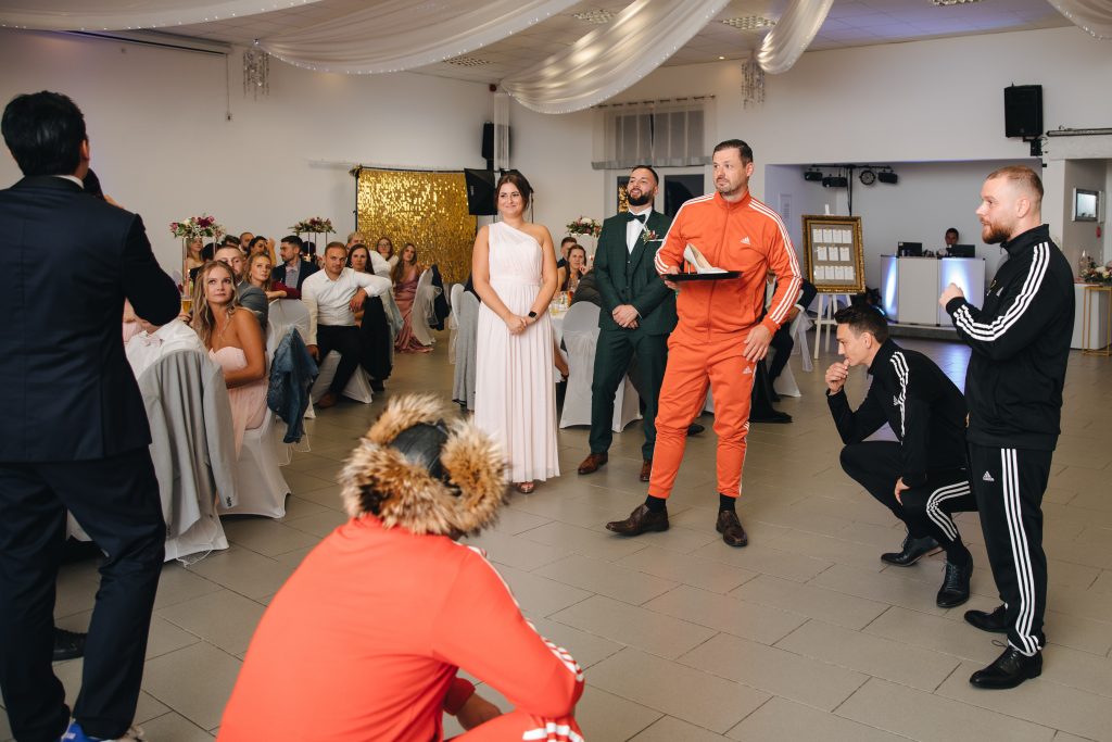 Ein Gast steht im Kreis der Spielteilnehmer.