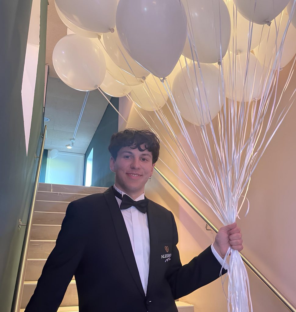 Max UP mit Luftballons auf einer Treppe
