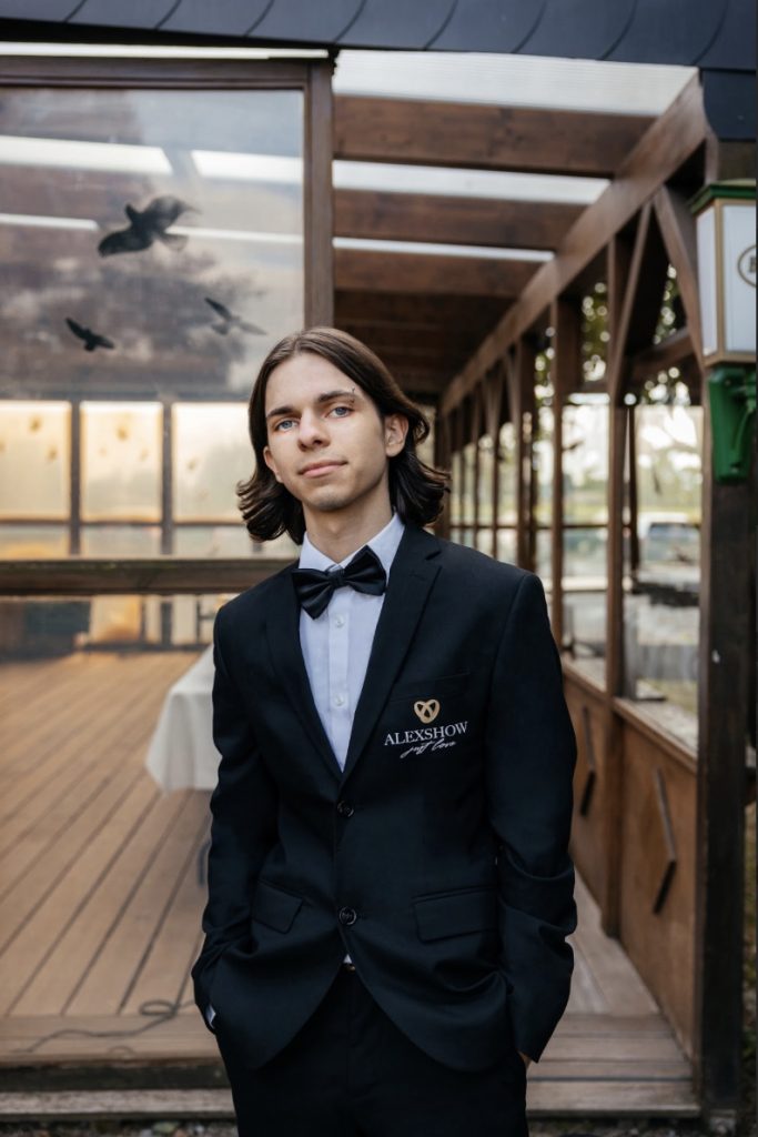 Joker im schwarzen Anzug an einer Feierlocation