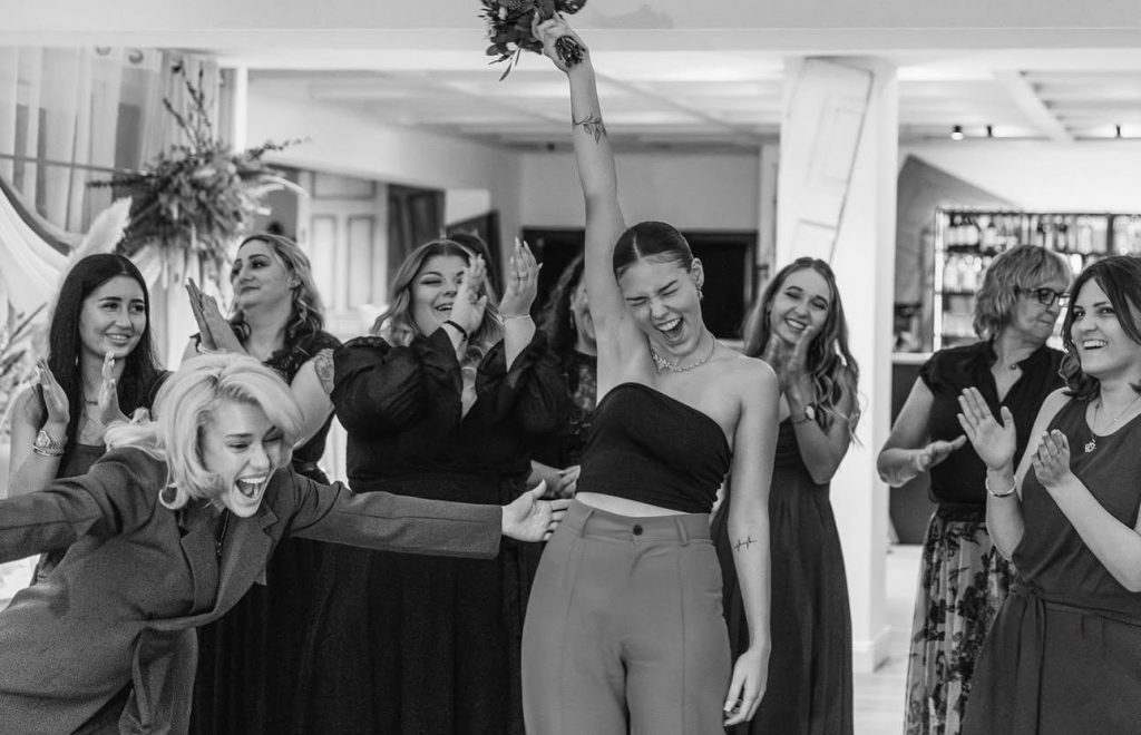 Wedding moderator Lera during a wedding reception in Germany.