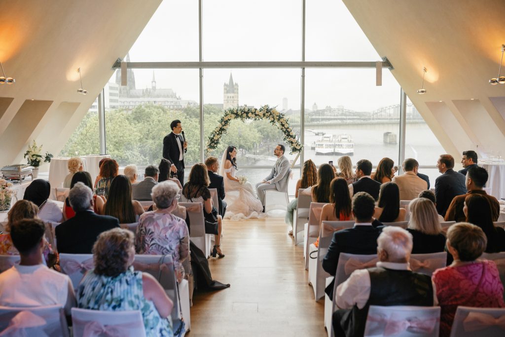 Freie Hochzeit mit professionellem Trauredner im Garten