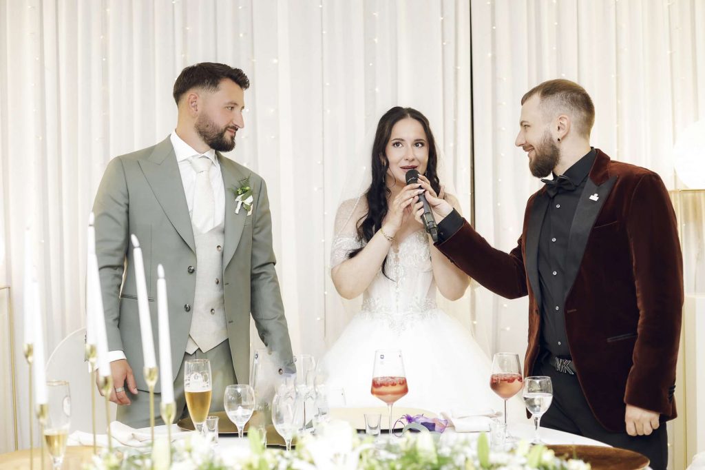 Hochzeitsmoderator Atem mit Brautpaar am Ehrentisch