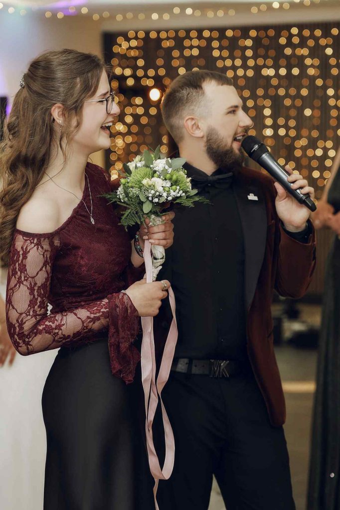 Hochzeitsmoderator Atem singt für die Hochzeitsgäste