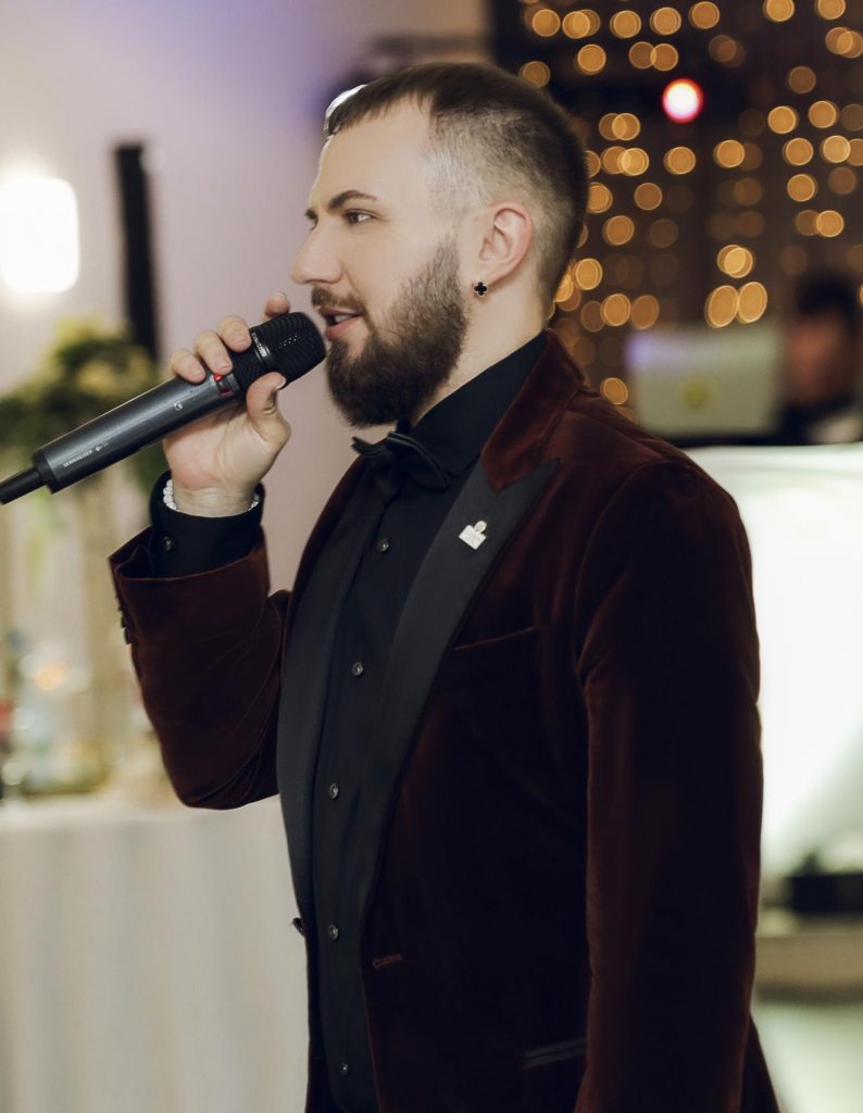 Hochzeitsmoderator Atem singt bei der Hochzeitsfeier