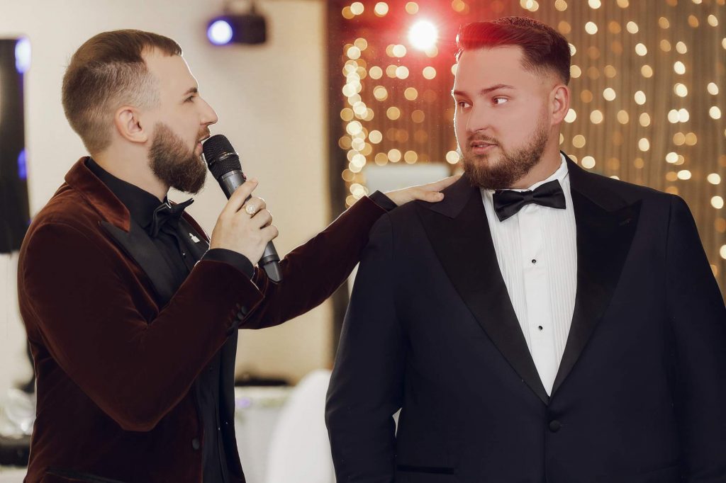 Hochzeitsmoderator Atem im Gespräch mit dem Trauzeugen