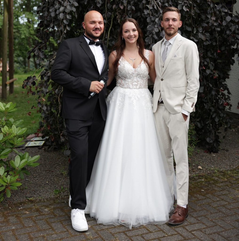 Vincent Hochzeitsmoderator und Tamada - Foto mit dem Brautpaar