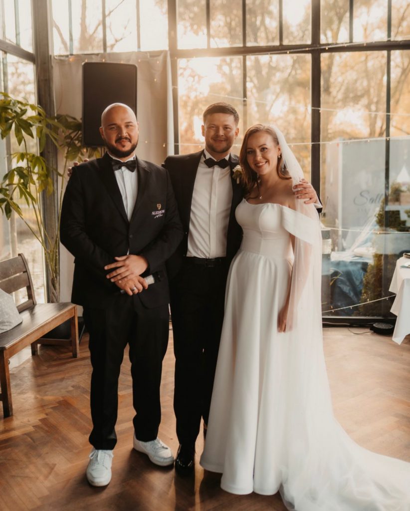 Hochzeitsmoderator Vincent mit dem Brautpaar