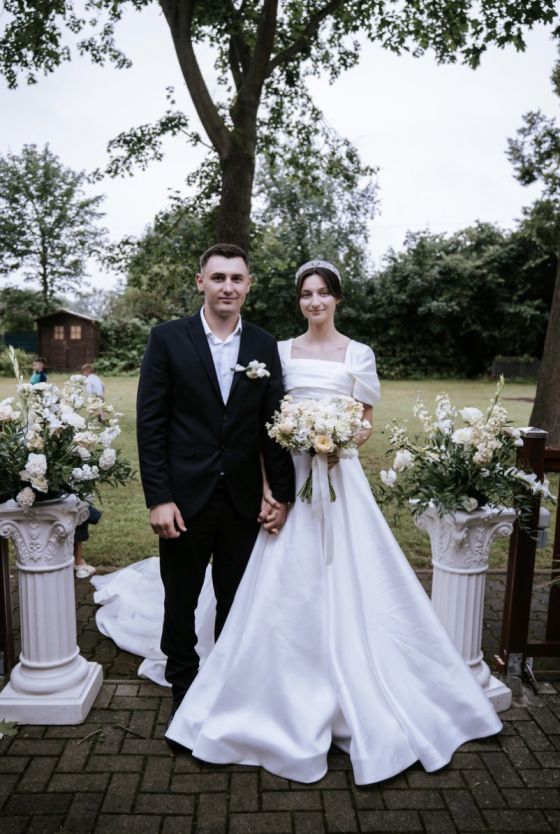 Das Brautpaar in einer eleganten Hochzeitslocation beim Fotografieren.