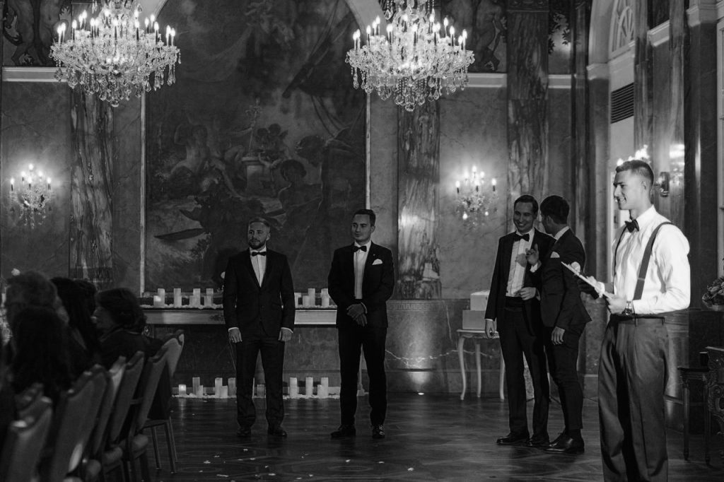 Showman Arti als Hochzeitsmoderator in München während einer emotionalen Hochzeitsfeier