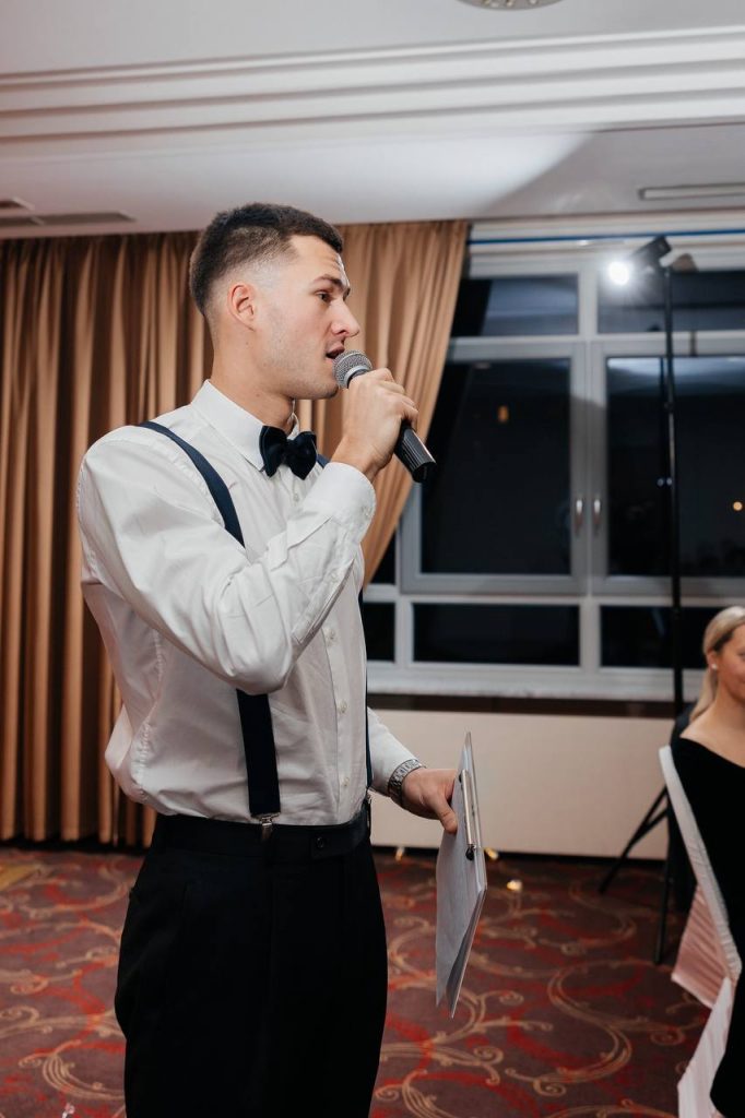 Hochzeitsmoderator Arti bringt Stimmung auf einer Hochzeit in München