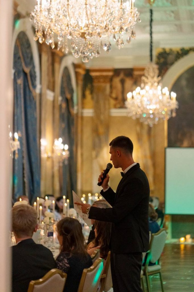 Showman Arti moderiert eine Hochzeit in München und interagiert mit Gästen