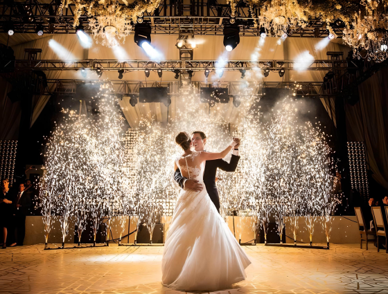 Wunderschöne Lichtanlage für deine Hochzeit Mit modernen Moving Heads und stimmungsvoller Ambientebeleuchtung – für eine atemberaubende Atmosphäre und eine unvergessliche Aussicht.