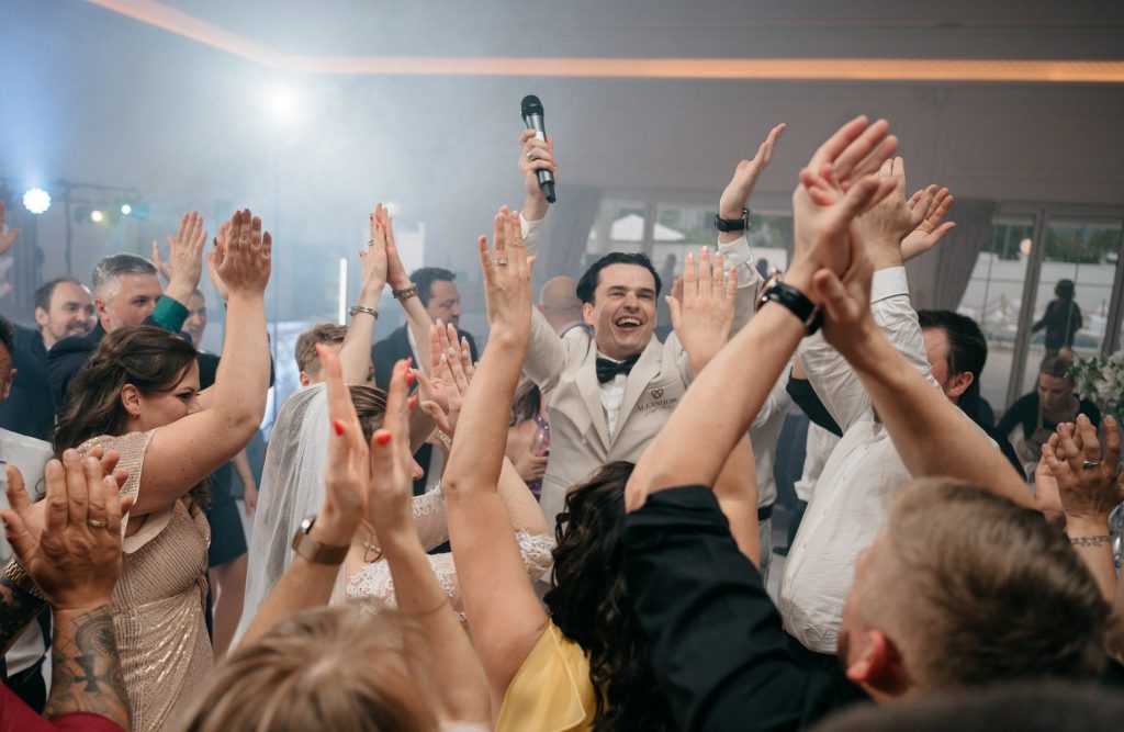 MC Hochzeitsmoderator Alex bricht die Boden zusammen mit 75 Gäste