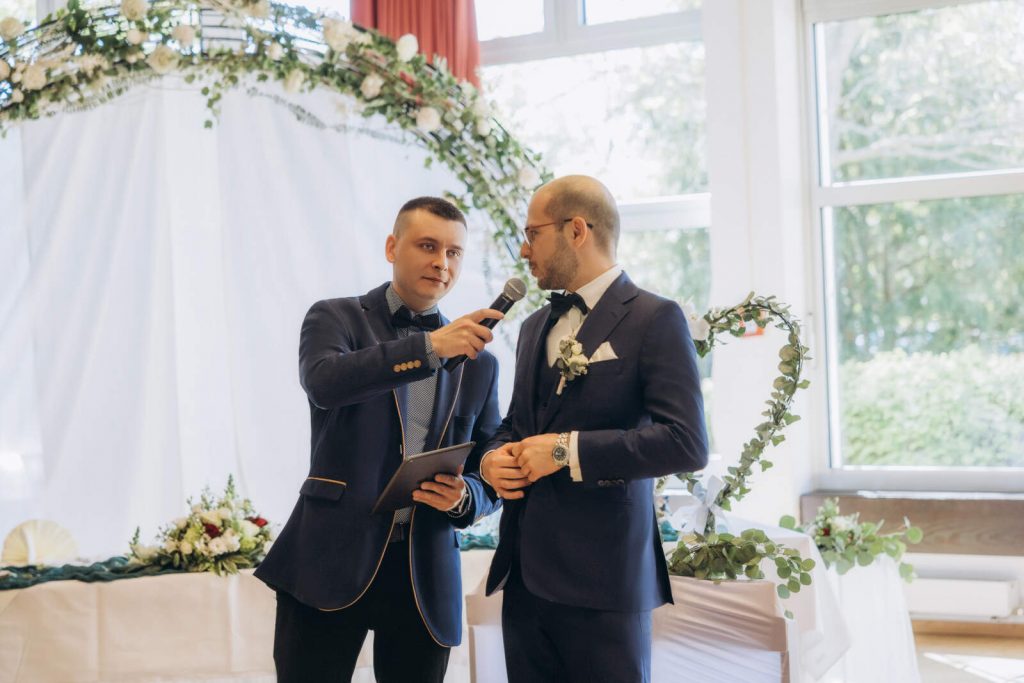 Hochzeitsmoderator Roman interviewt den Bräutigam bei einer Hochzeit in Nürnberginterviewt den Bräutigam bei einer Hochzeit in Nürnberg